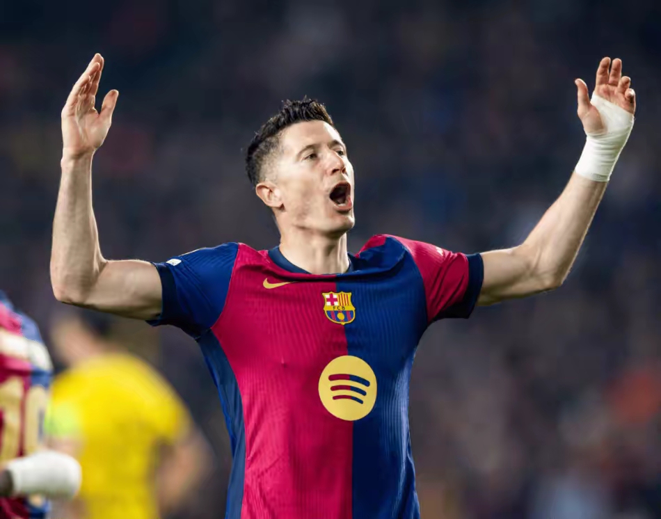 九游体育-关于巴黎圣日耳曼教练压力巨大！，莱万多夫斯基遭遇十五持续失利引发球迷热议的信息