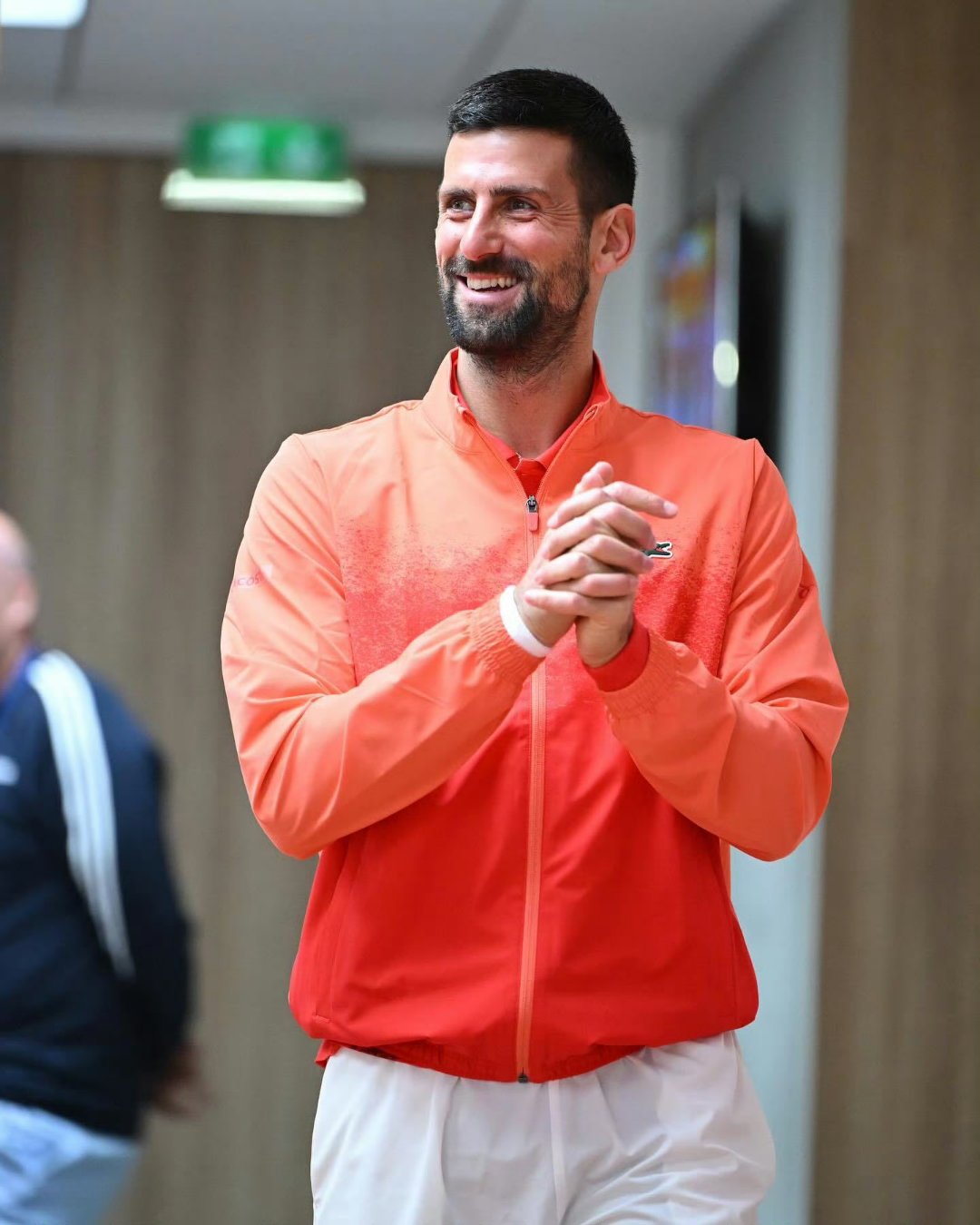 九游娱乐-关于德约科维奇回归赛场,战术调整首场状态亮眼,老鹰观众沸腾!的信息