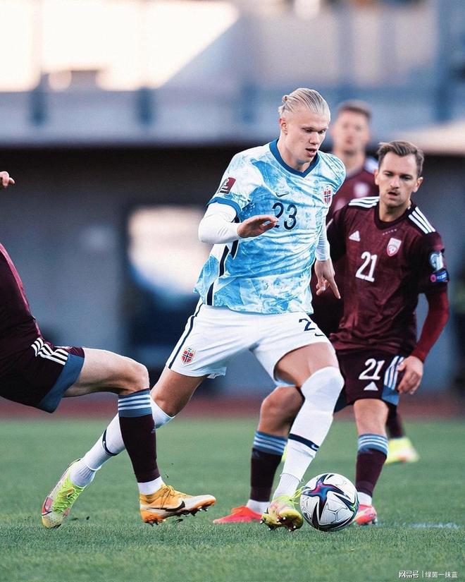 哈兰德回归赛场，战术调整首场状态亮眼，公牛观众沸腾！的简单介绍