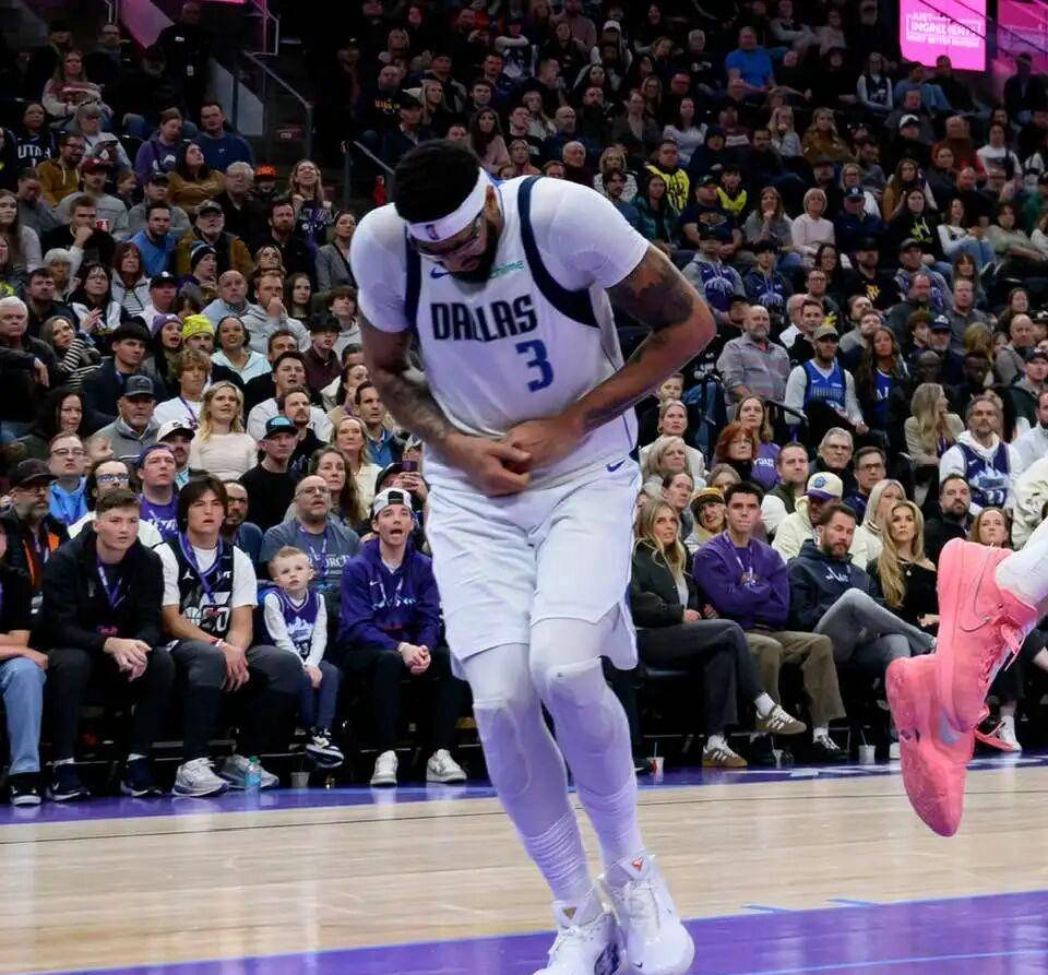 九游-浓眉哥在独行侠比赛中关键助攻，比分优势明显引发热议！的简单介绍